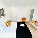 The Antonio Pedro House - No 2D - Stunning Three-Bedroom Apartment