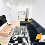 The Antonio Pedro House - No 2D - Stunning Three-Bedroom Apartment