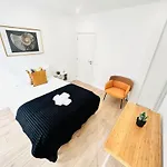 The Antonio Pedro House - No 2D - Stunning Three-Bedroom Apartment