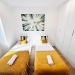 The Antonio Pedro House - No 2D - Stunning Three-Bedroom Apartment