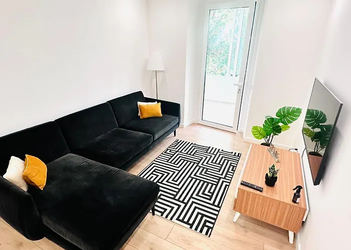 The Antonio Pedro House - No 2D - Stunning Three-Bedroom Apartment